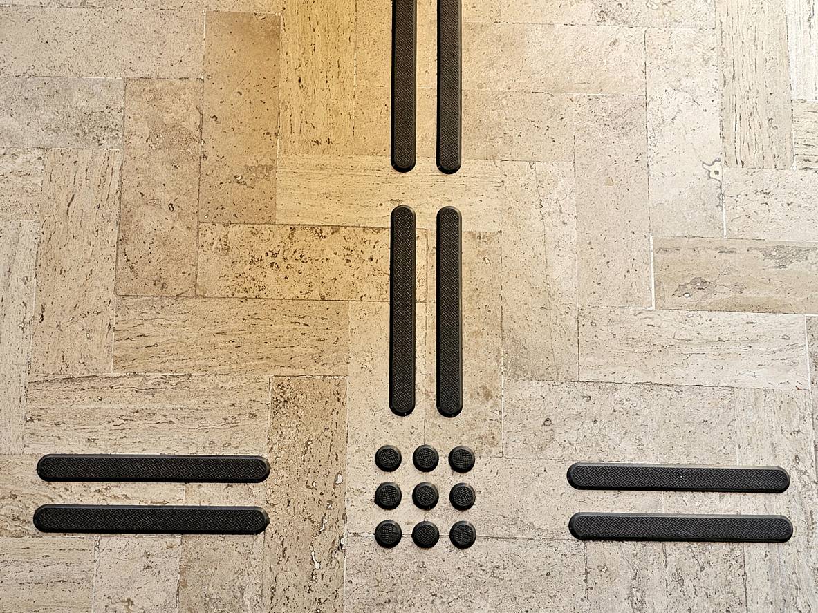 bande de guidage PMR personnes malvoyantes