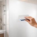 découvrez notre film pour vitre de salle de bain, facile à poser et offrant une durabilité optimale pour protéger votre intimité tout en embellissant votre espace.
