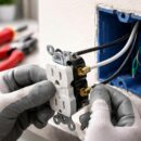 découvrez notre guide détaillé pour apprendre à brancher correctement les fils électriques noir et blanc en toute sécurité et conformité.