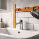 découvrez notre guide pratique pour ajuster facilement la hauteur du carrelage au-dessus du lavabo et obtenir un rendu harmonieux dans votre salle de bain.