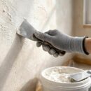 découvrez si vous pouvez gratter un enduit dès le lendemain après séchage, avec des conseils et astuces pour réussir votre rénovation sans abîmer les surfaces.