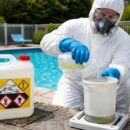 découvrez les précautions essentielles pour manipuler l'acide sulfurique en toute sécurité et protéger votre piscine des risques chimiques.