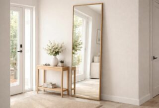 découvrez comment un miroir long peut transformer votre entrée en une pièce élégante et fonctionnelle, alliant style et praticité pour un accueil chaleureux.