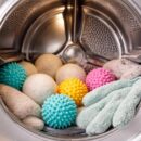 découvrez des alternatives efficaces à la balle de tennis dans le sèche-linge pour réduire le bruit et protéger votre linge tout en améliorant le séchage.