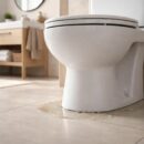 découvrez comment identifier, prévenir et réparer une fuite entre wc et carrelage pour éviter dégâts des eaux et protéger votre salle de bain efficacement.