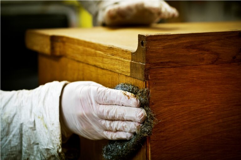 Comment enlever de la colle sur du bois avec un produit
