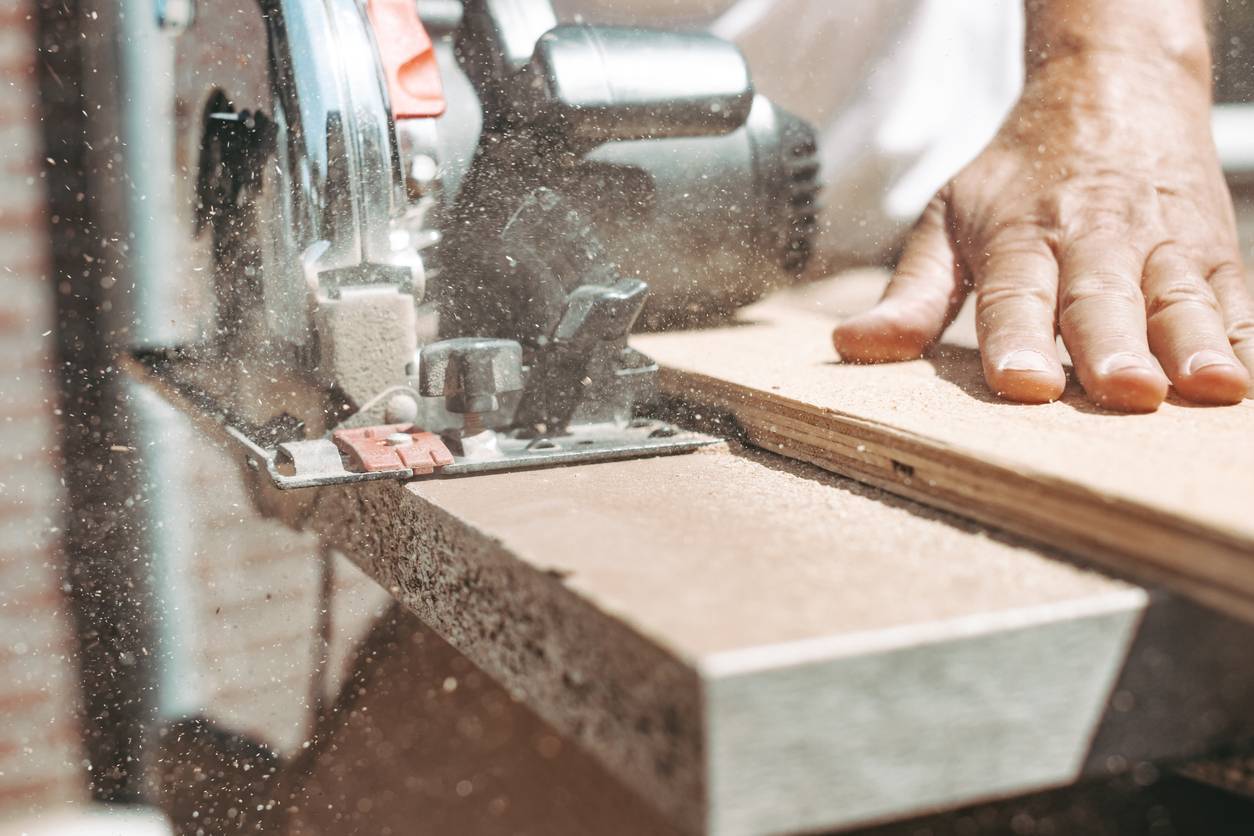 bricolage : découpage de planche sur mesure