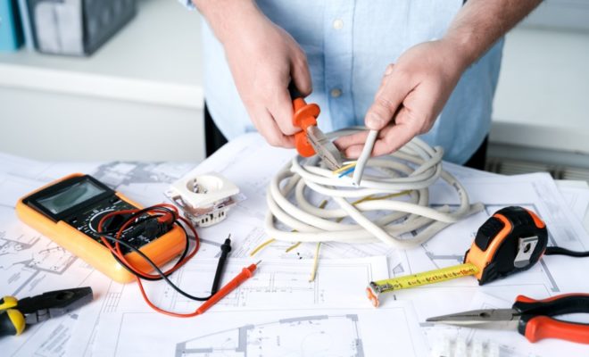 https://www.quipeutlefaire.fr/wp-content/uploads/man-repairer-making-electricity-project-in-house-repairs-planning-drawing-diagrams-plan-of_t20_kLwmAE-660x400.jpg