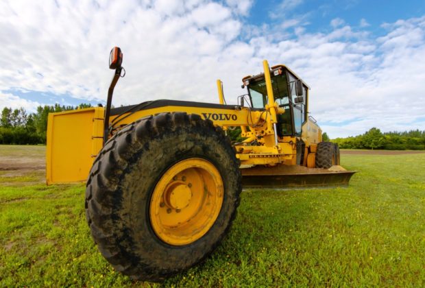 niveler un terrain pour l'aplanir